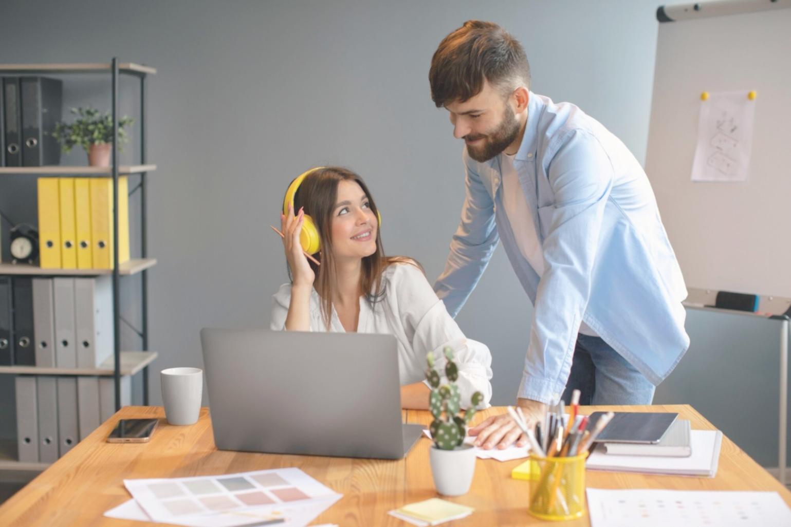 Bureau de consultation financière avec vue sur la ville