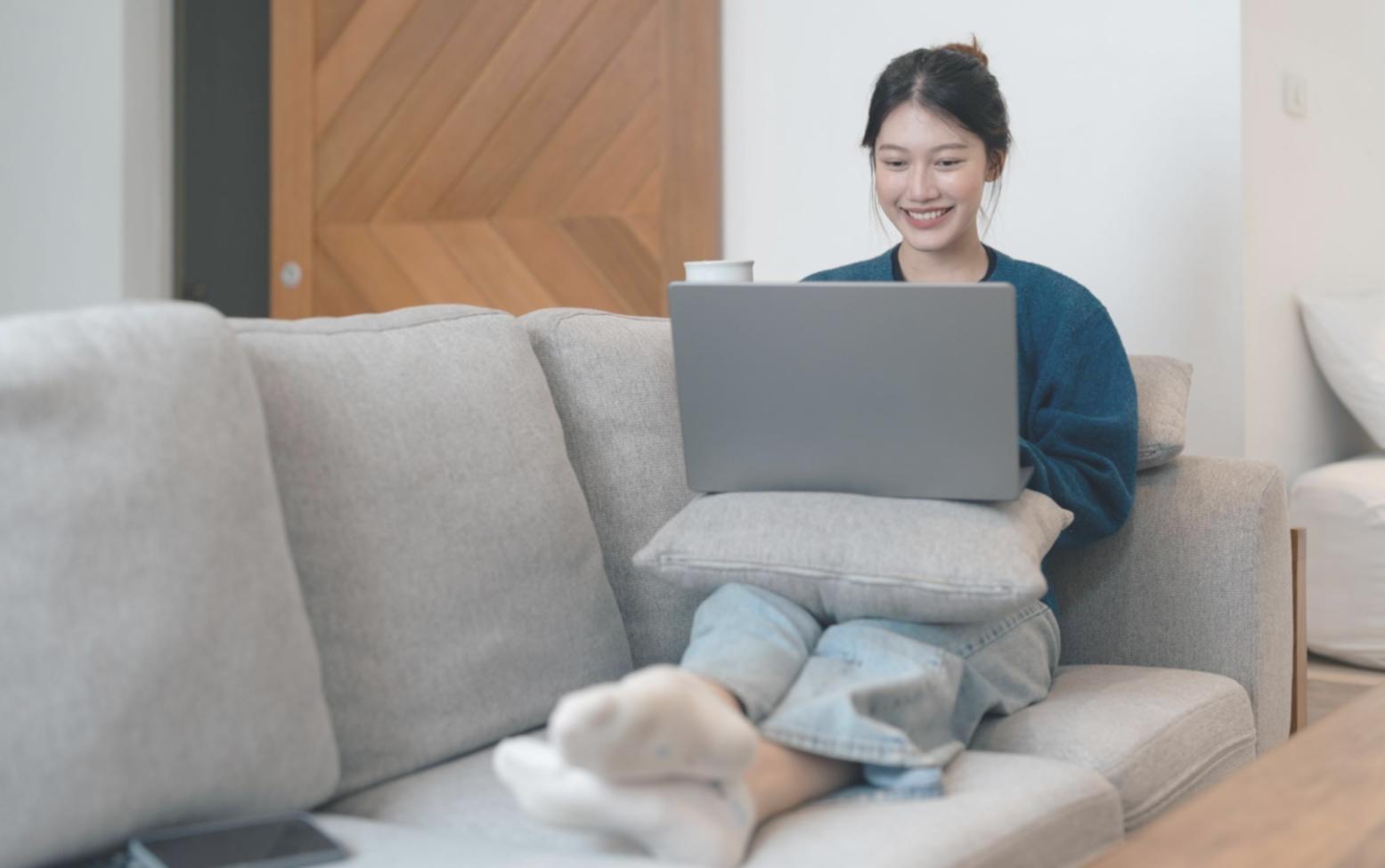 Analyse de documents financiers sur un bureau